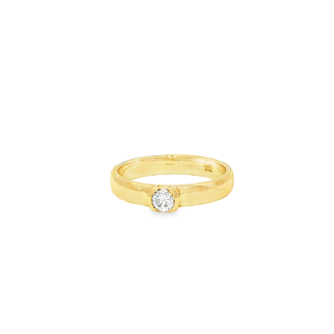 Yellow Gold Solitaire Ring with Round Brilliant Diamond