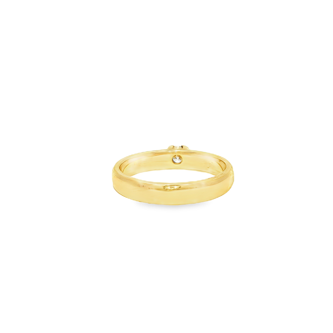 Yellow Gold Solitaire Ring with Round Brilliant Diamond